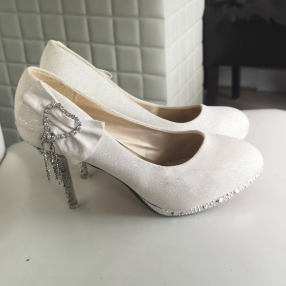 Amazing Shoes - Picture 1 of 12